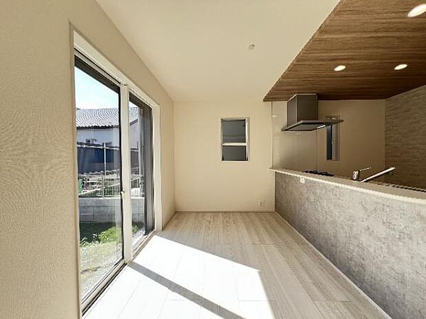 キッチン正面にダイニングセットを配置することで、配膳もスムーズに。調理中も会話を楽しめます。