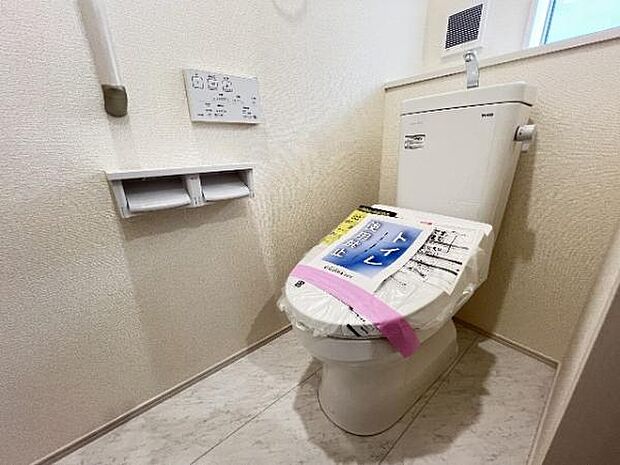 シャワー洗浄機能付のトイレは、清潔感が印象的な空間ですね。