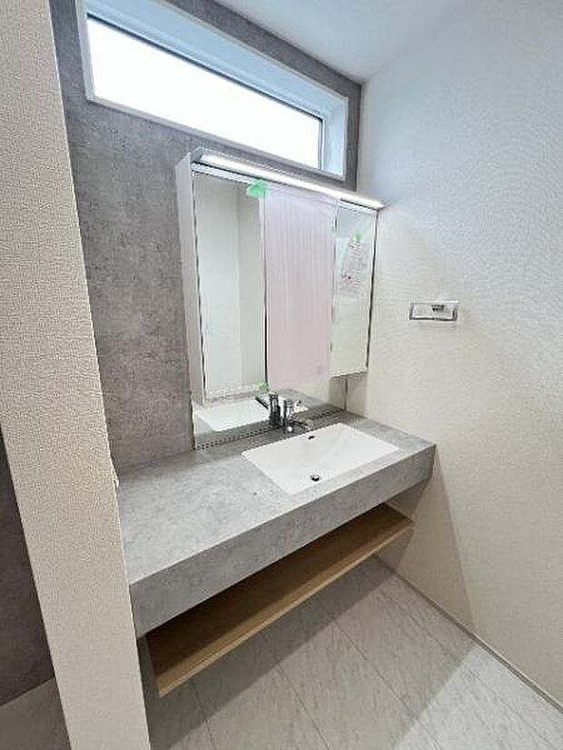 シャワー付き洗面化粧台です。手軽にシャンプーができ、お掃除もしやすいですね。