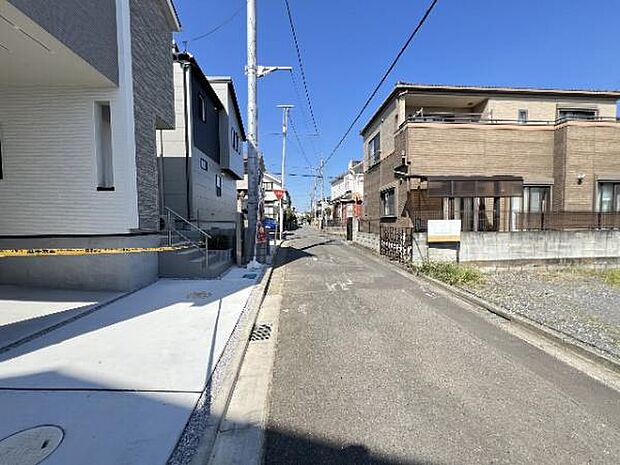 前面道路を含めた現地写真です。