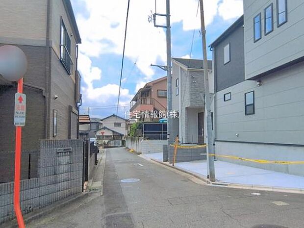 前面道路を含めた現地写真です。