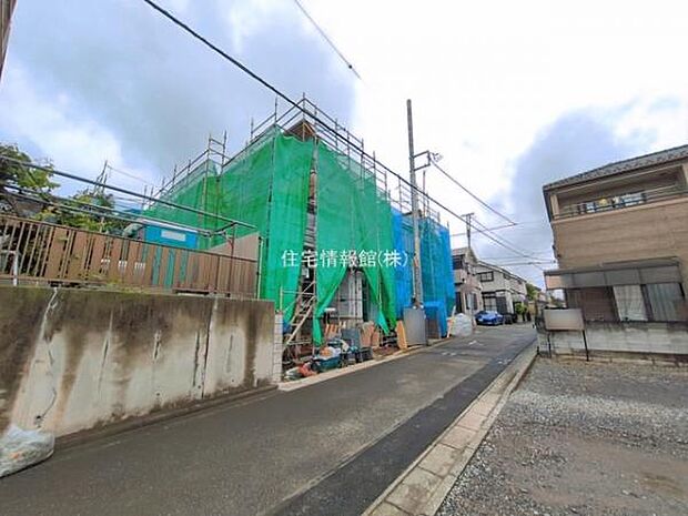 前面道路を含めた現地写真です。