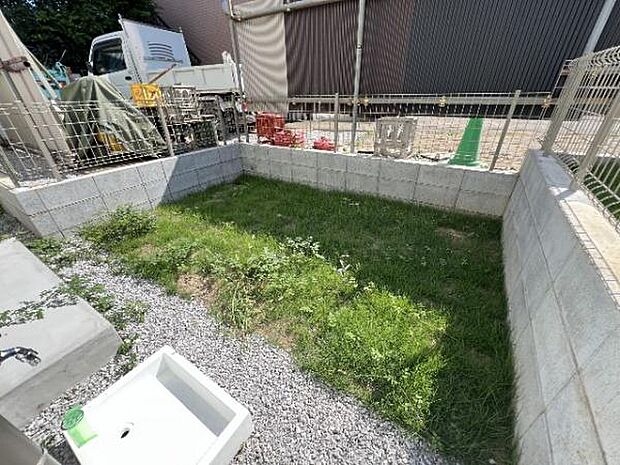 お庭があり開放感たっぷりです。季節のお花を楽しんだり、家庭菜園もお楽しみいただきます。