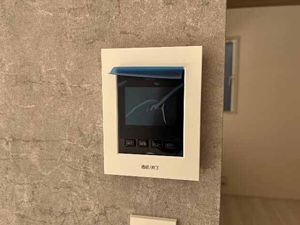 訪問者が一目で分かるTVモニタ付きインターフォンを装備した心強さも魅力なお住まいです。