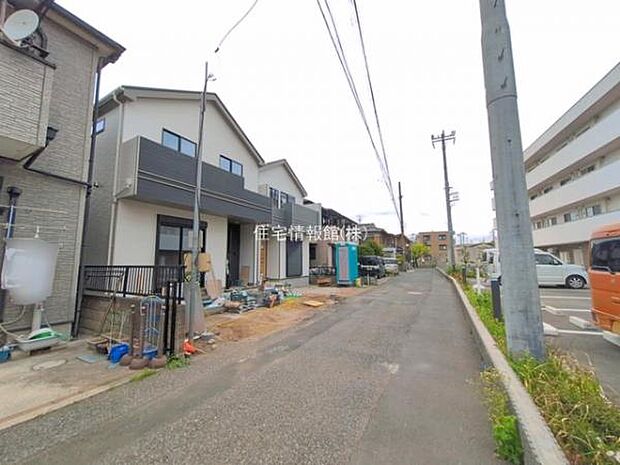 前面道路を含めた現地写真です。