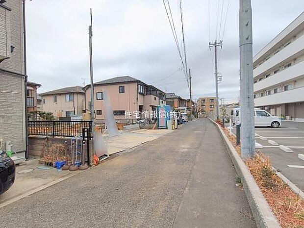 前面道路を含めた現地写真です。