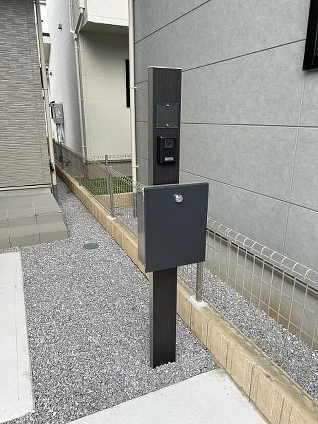 TVドアホンとポストが付いた門柱です。