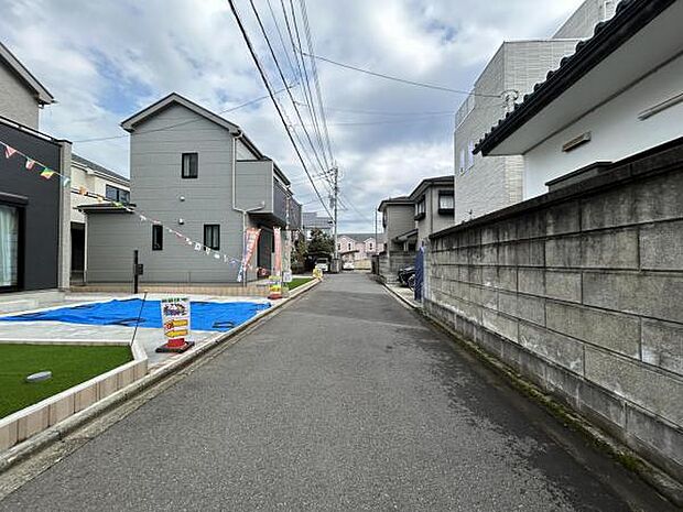 前面道路を含めた現地写真です。