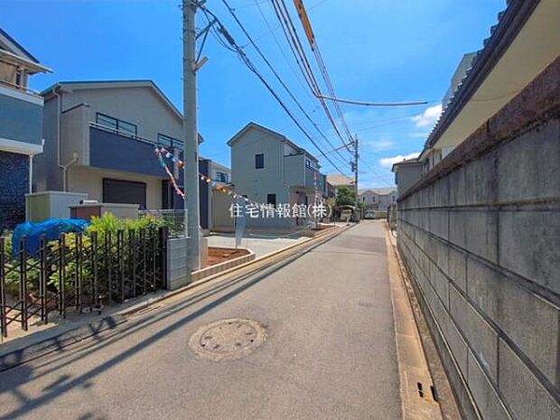 前面道路を含めた現地写真です。
