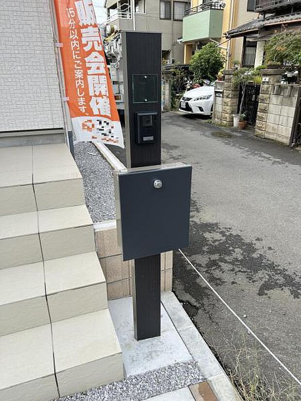 TVドアホンとポストが付いた門柱です。