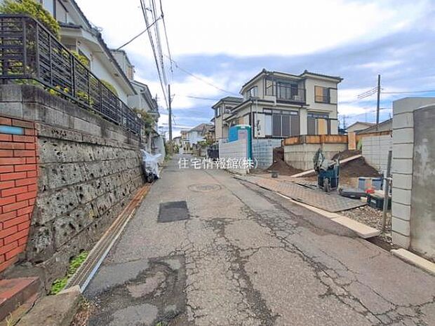 前面道路を含めた現地写真です。