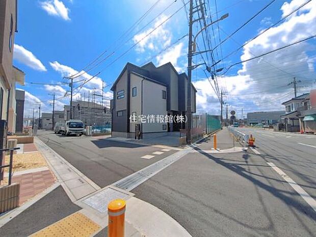前面道路を含めた現地写真です。