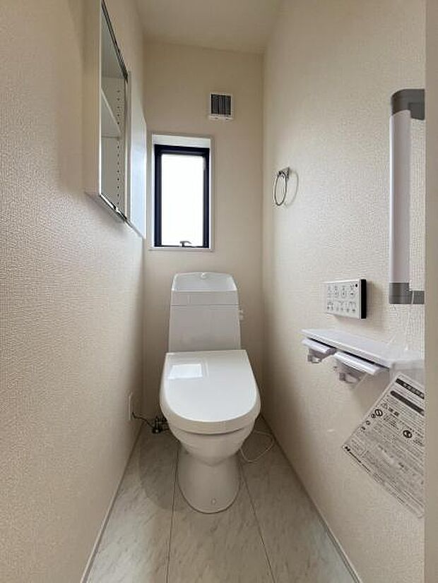 各階にトイレを設けており、ご家族が揃う時もゆとりをもってご利用いただけます。