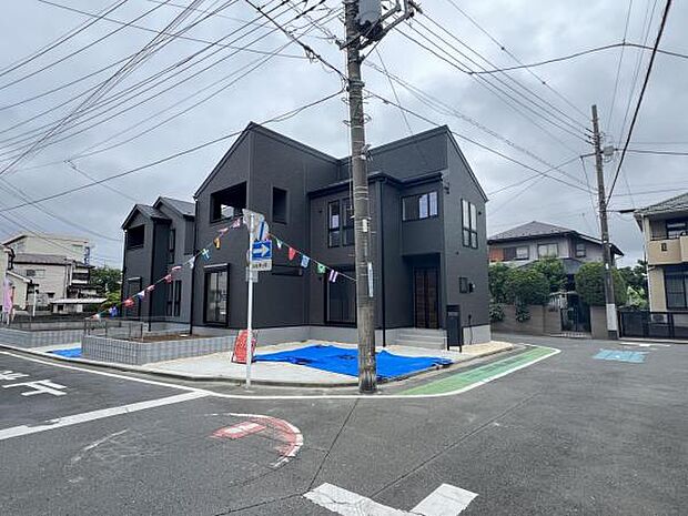 前面道路です。住宅地につき落ち着いた新生活を始められそうです。