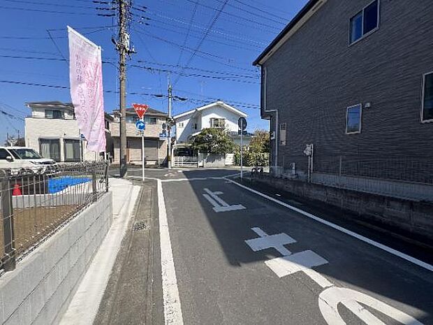前面道路です。住宅地につき落ち着いた新生活を始められそうです。