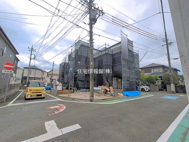 前面道路を含めた現地写真です。