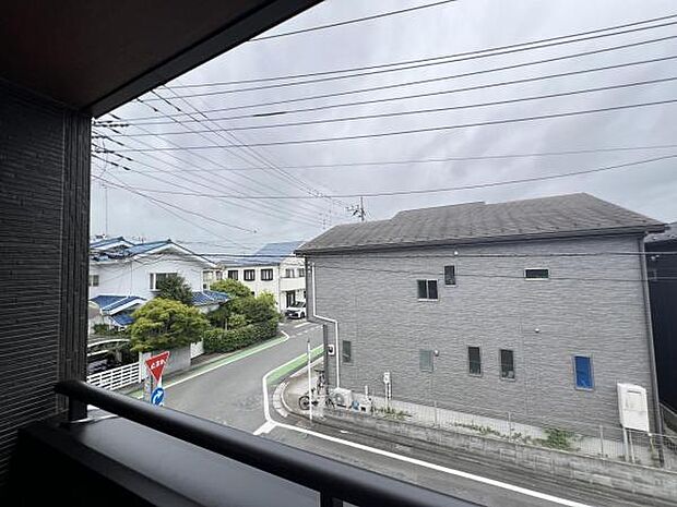 バルコニーからの眺望です。明るい陽射しを浴びながらゆったりと過ごすのも良いですね。