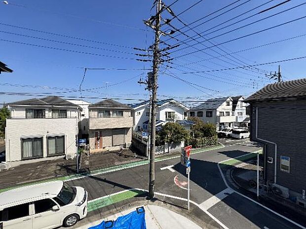 バルコニーからの眺望です。明るい陽射しを浴びながらゆったりと過ごすのも良いですね。