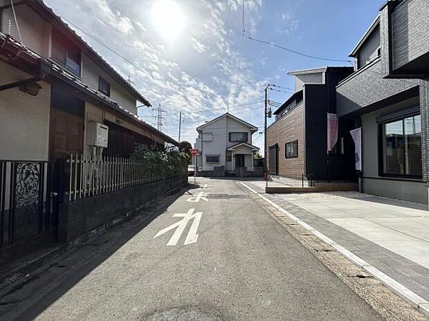 前面道路を含めた現地写真です。