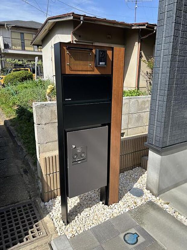 宅配ボックス付きの門柱のため、不在時の荷物の受け取りがとても便利です。