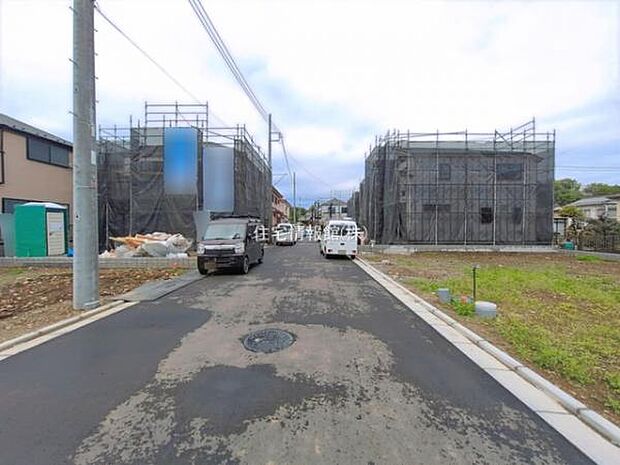 前面道路を含めた現地写真です。