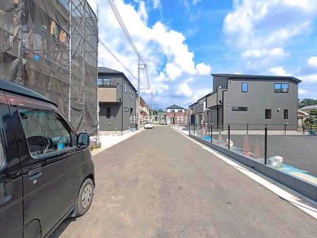 前面道路を含めた現地写真です。