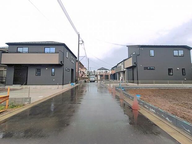 前面道路を含めた現地写真です。