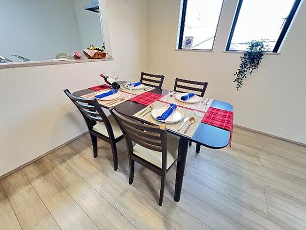 キッチン正面にダイニングセットを配置することで、配膳もスムーズに。調理中も会話を楽しめます。