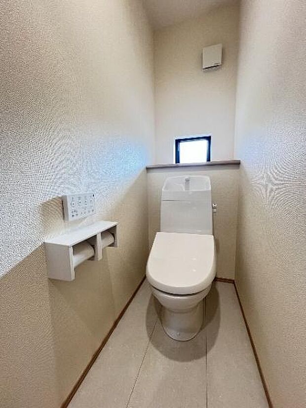 シャワー洗浄機能付のトイレは、清潔感が印象的な空間ですね。