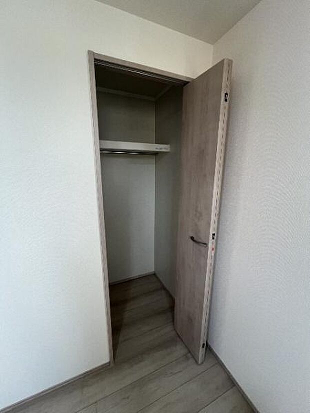 中の物を確認しやすく、取り出しやすい収納スペース。お部屋を広々とお使いいただけます。