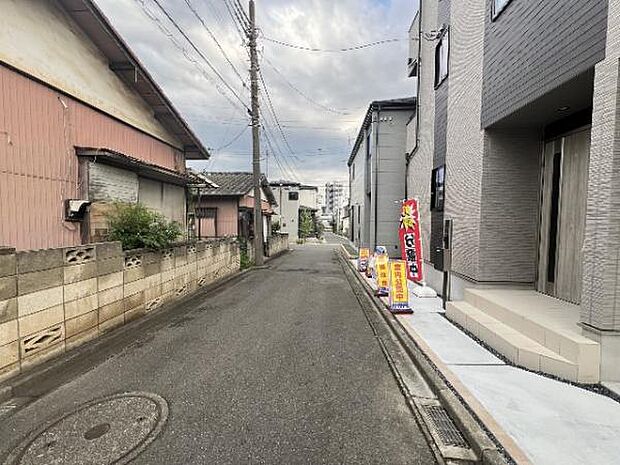 前面道路を含めた現地写真です。