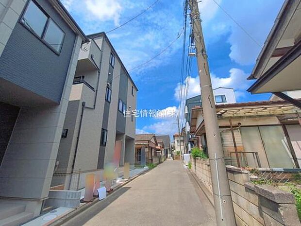 前面道路を含めた現地写真です。