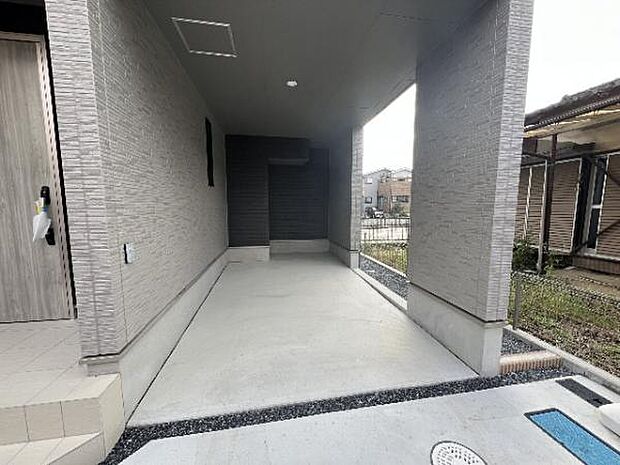 駐車場です。前面道路との高低差も少なく、スムーズに出入りできます。