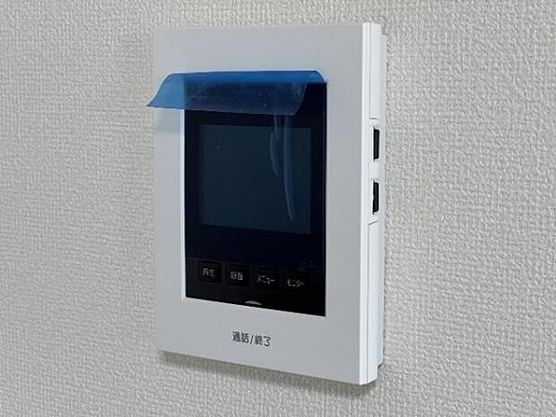 訪問者が一目で分かるTVモニタ付きインターフォンを装備した心強さも魅力なお住まいです。