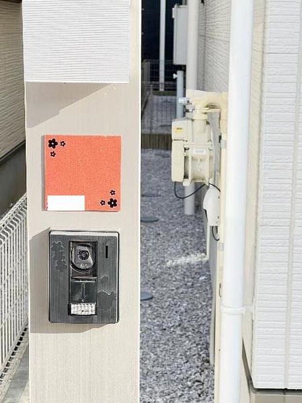 モニター付インターホンが標準仕様です。戸建暮らしだと、集合住宅に比べ、より不安になりがちな防犯面、目で確認できるから安心です。