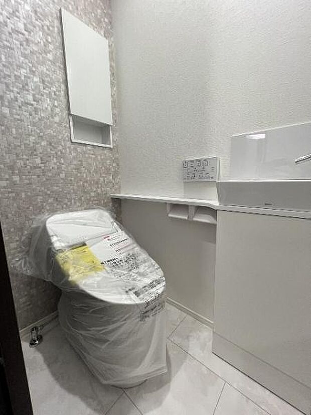 シャワー洗浄機能付のトイレは、清潔感が印象的な空間ですね。