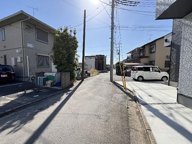 前面道路を含めた現地写真です。