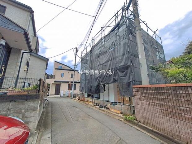 前面道路を含めた現地写真です。