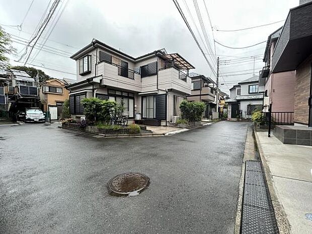 前面道路を含めた現地写真です。