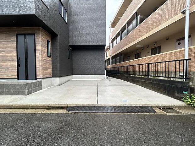 駐車場ももちろん完備しておりますのでお車所有の方にも心強いです。