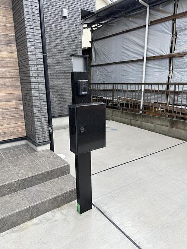 TVドアホンとポストが付いた門柱です。
