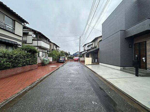 前面道路を含めた現地写真です。