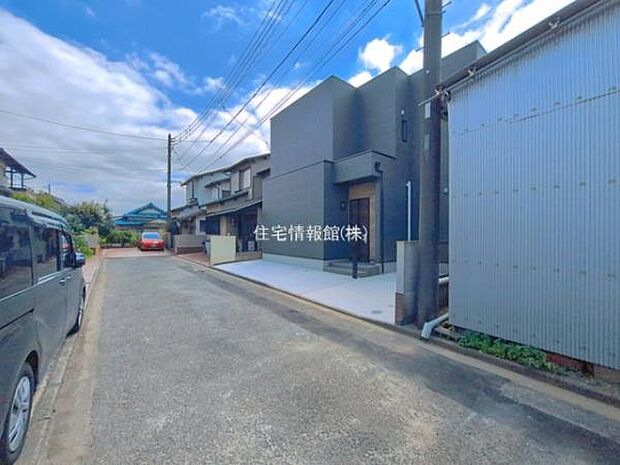 前面道路を含めた現地写真です。
