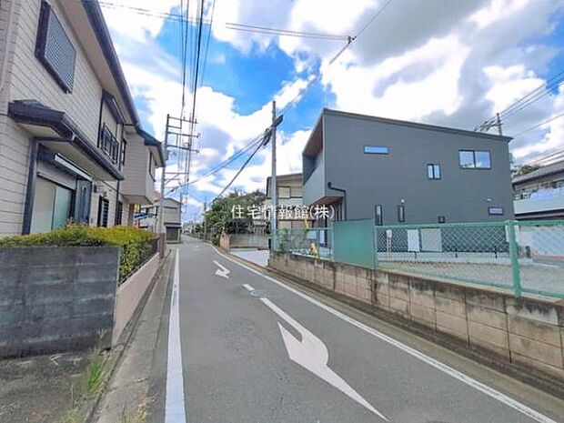 前面道路を含めた現地写真です。