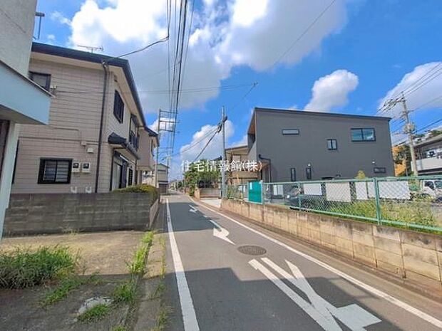 前面道路を含めた現地写真です。