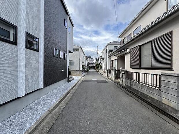 前面道路を含めた現地写真です。