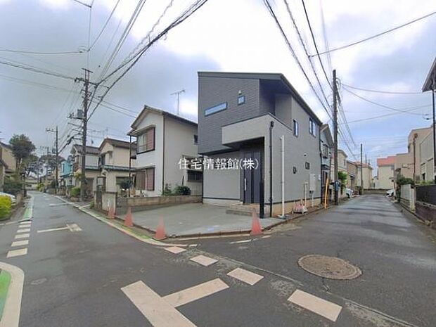 前面道路を含めた現地写真です。