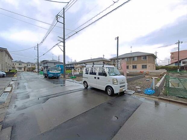 前面道路を含めた現地写真です。