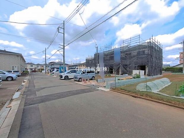 前面道路を含めた現地写真です。