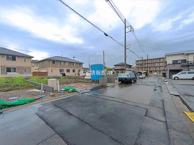 前面道路を含めた現地写真です。